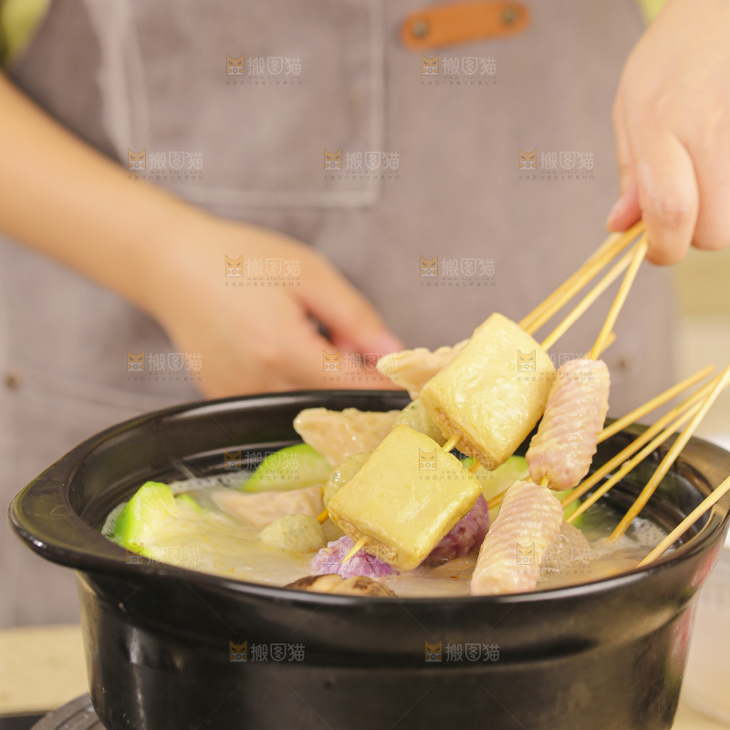 砂锅里煮着肉丸