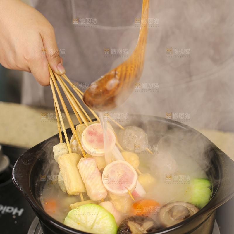 砂锅里煮着肉丸