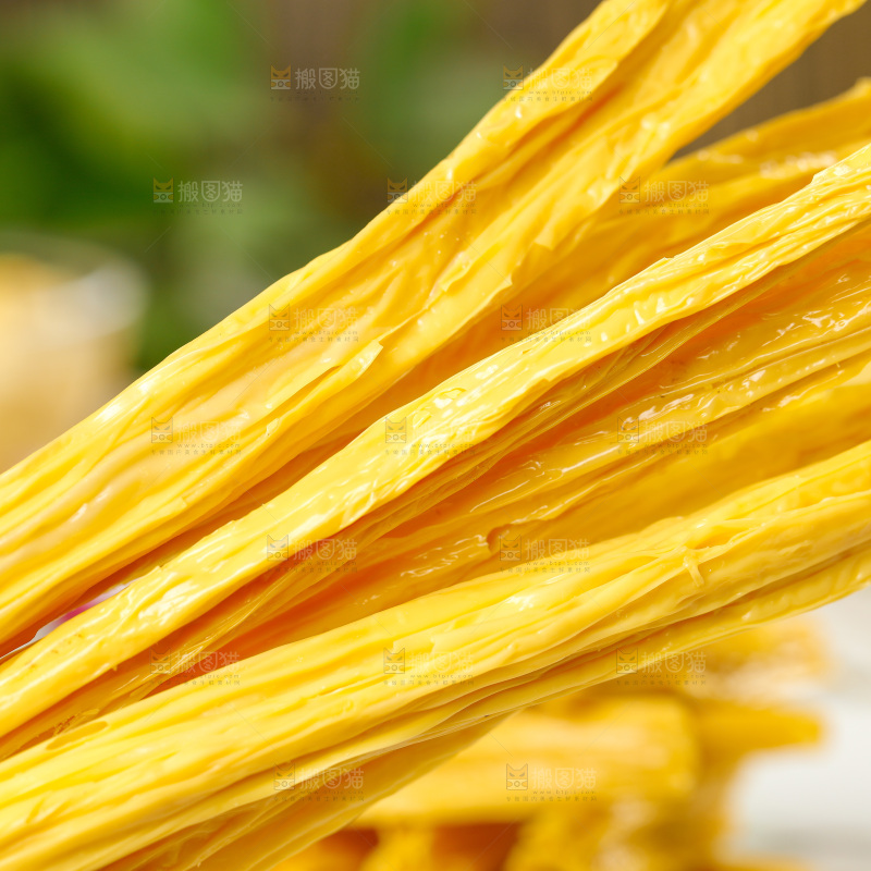 手里拿着腐竹