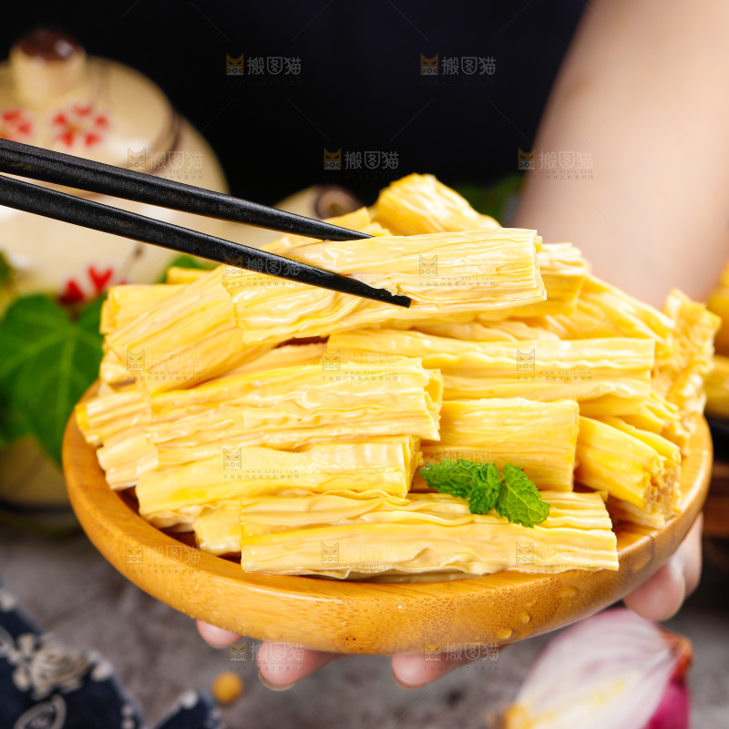 碟子里装着腐竹段