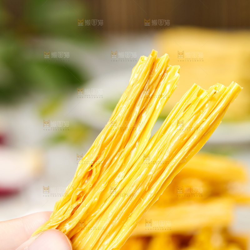手里拿着腐竹