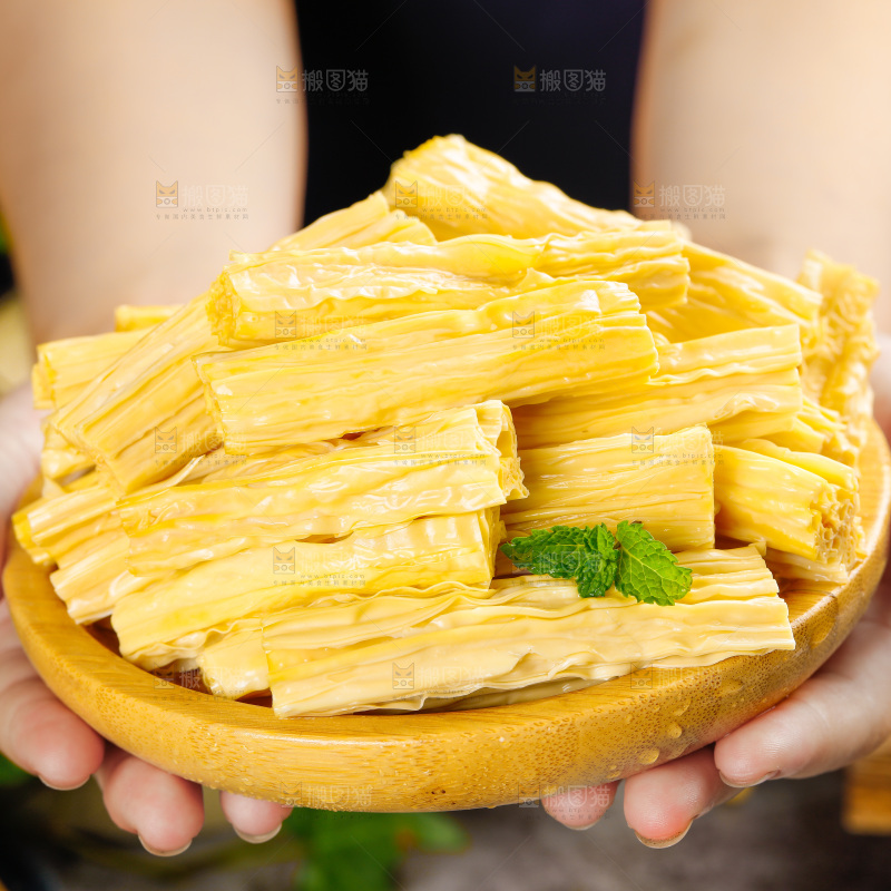 碟子里装着腐竹段