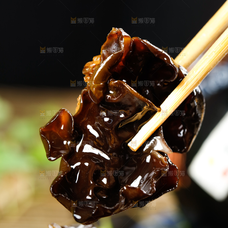 筷子夹着小木耳