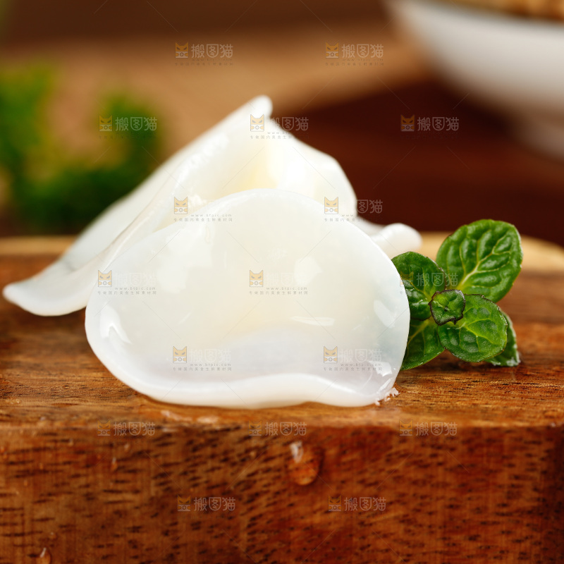 木底上的白木耳