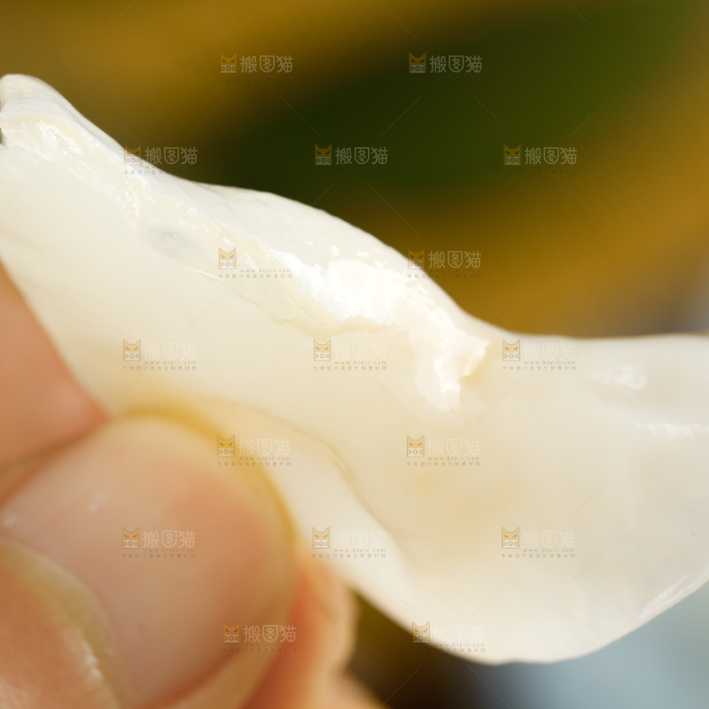 木底上的白木耳