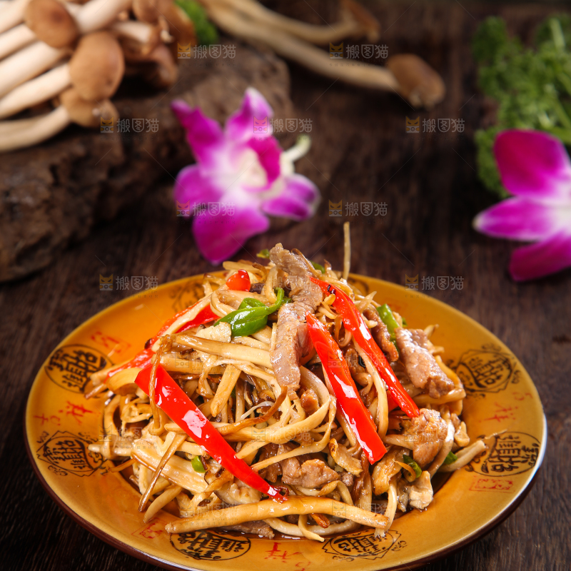 深底上的蘑菇炒肉