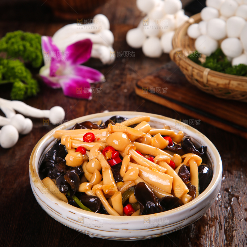 深底上的炒白玉菇
