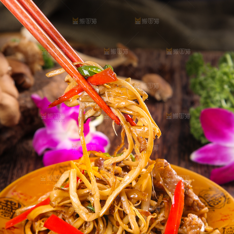 深底上的蘑菇炒肉