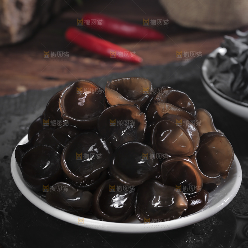 碗里装着泡发的小碗耳