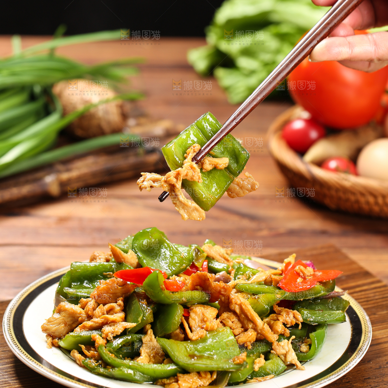 盘子里的青椒炒肉丝