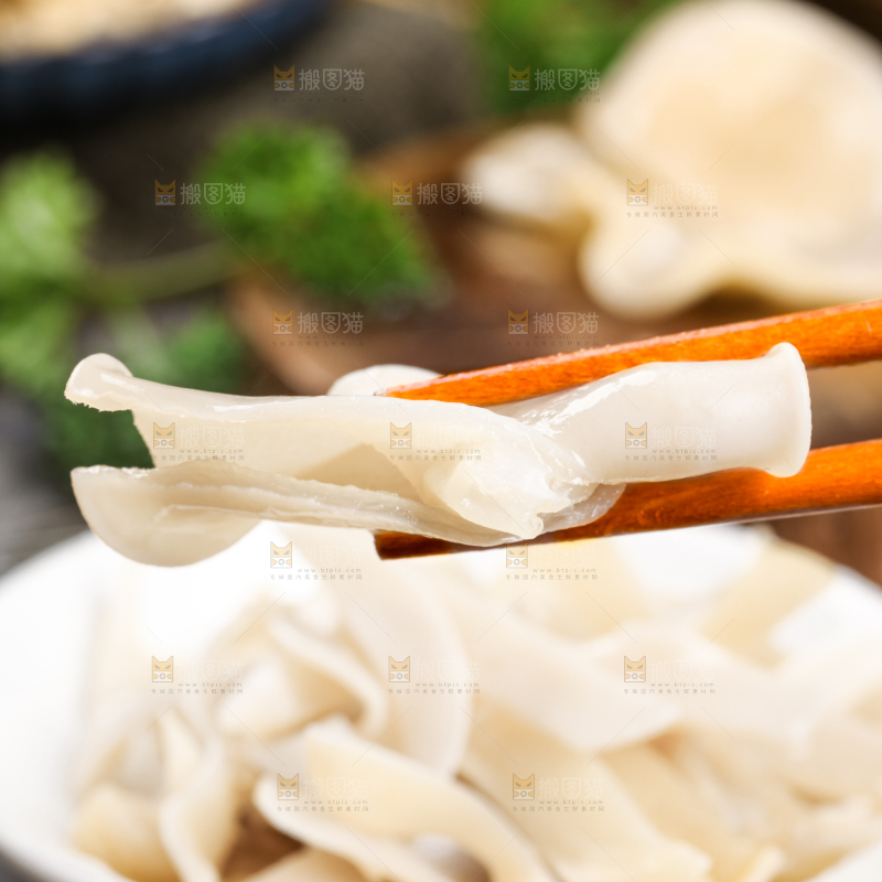 木底上的白木耳