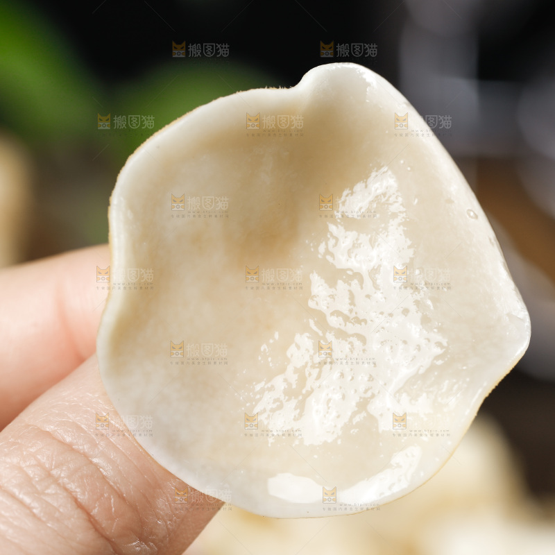 木底上的白木耳