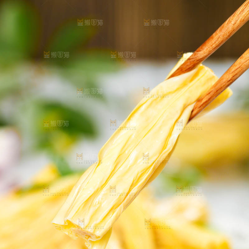 格子底上放着腐竹