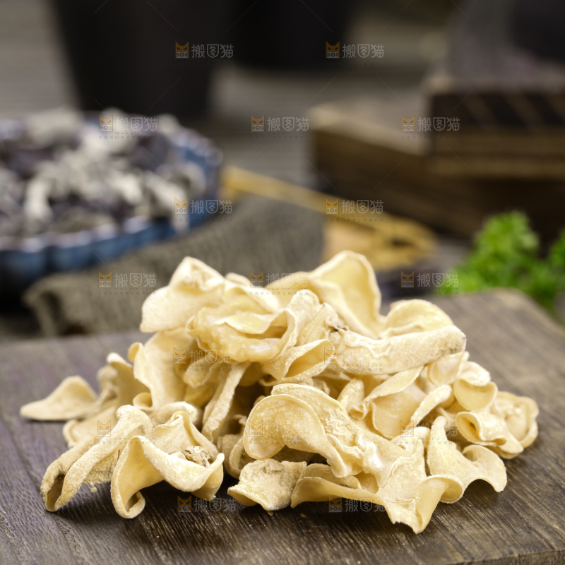 木底上的白木耳