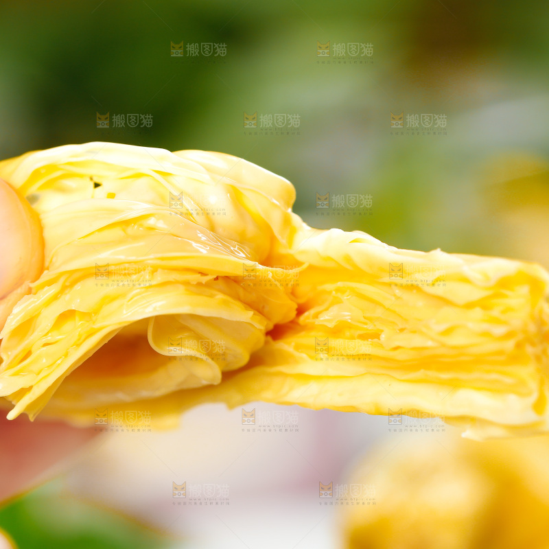 格子底上放着腐竹