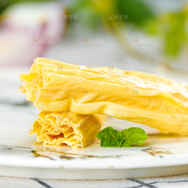 格子底上放着腐竹