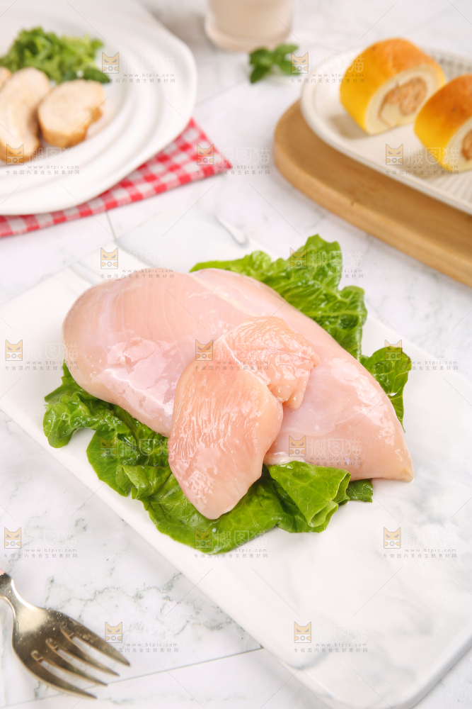 浅底上的新鲜鸡胸肉