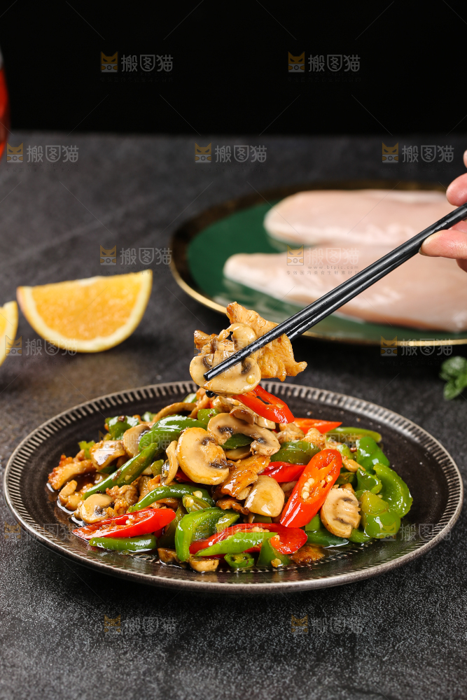 深底上的口蘑炒肉片