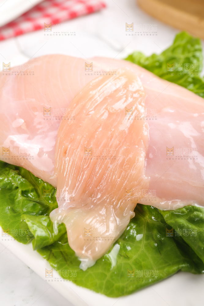 浅底上的新鲜鸡胸肉