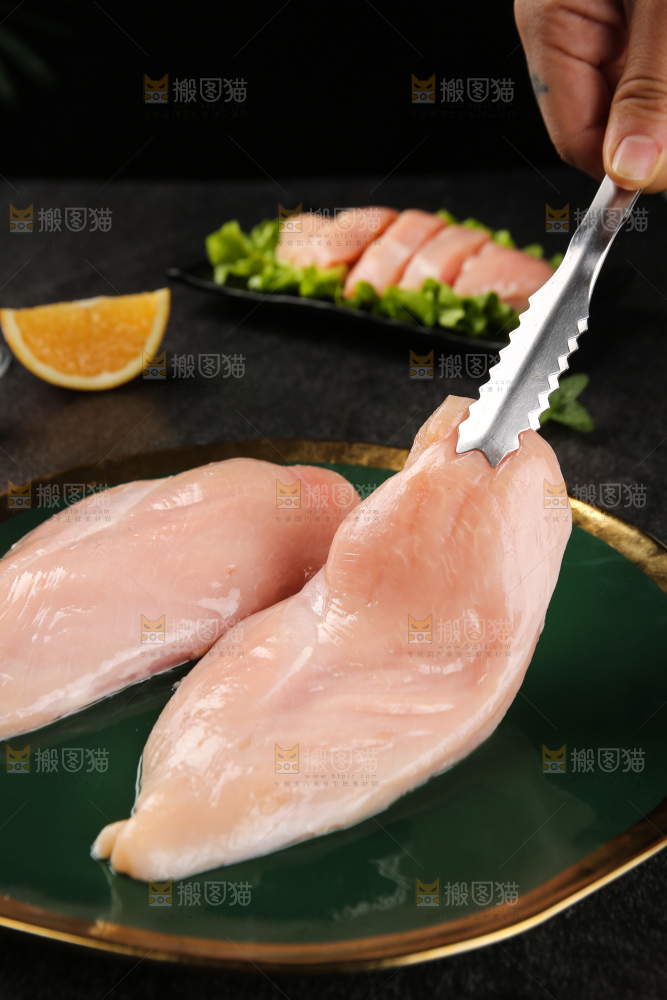 黑底上的鸡胸肉