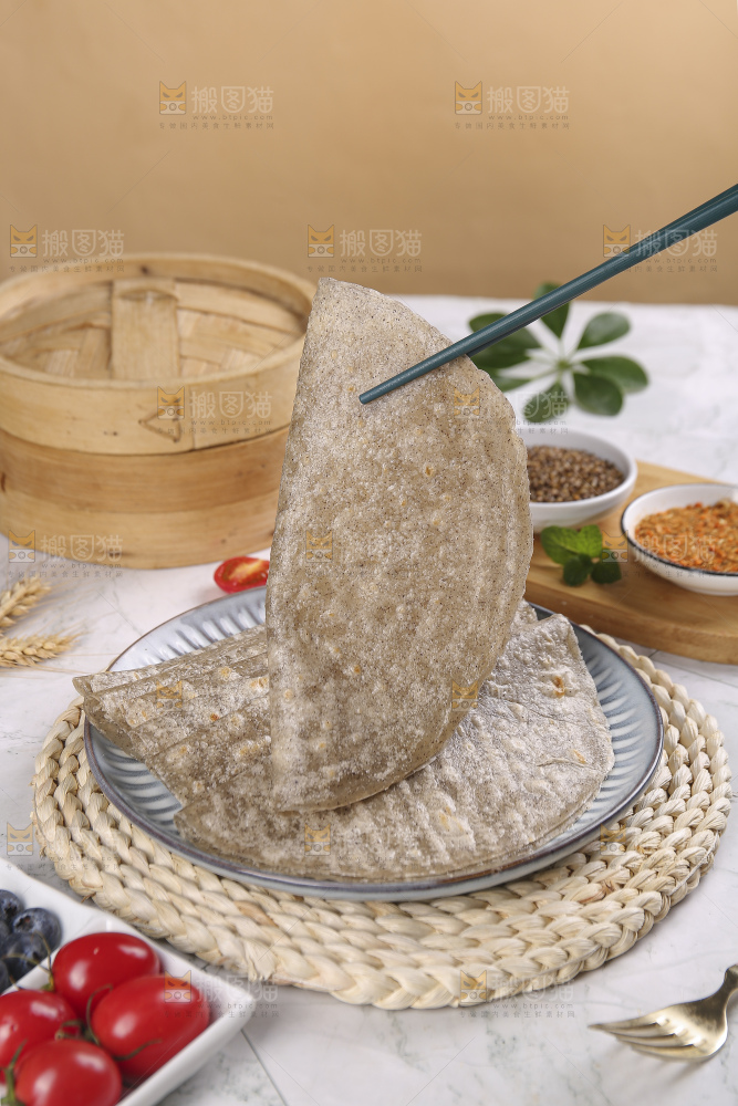 浅底上的全麦卷饼