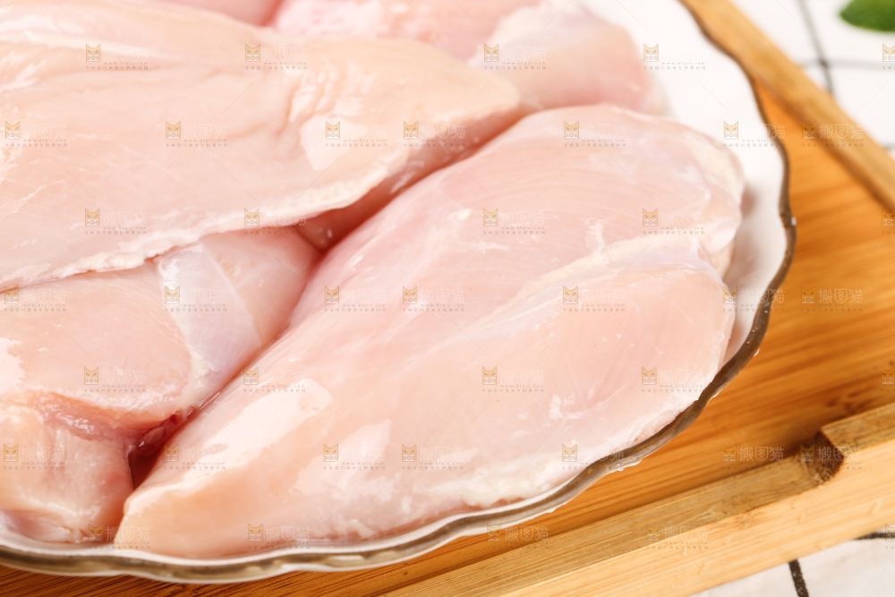 浅底上的新鲜鸡胸肉