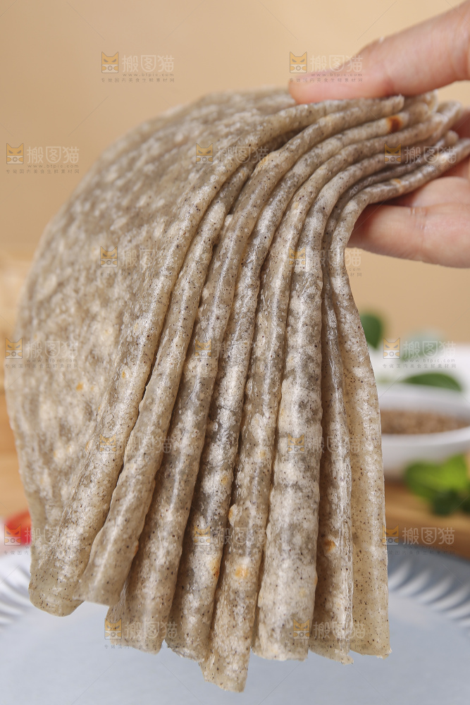 浅底上的全麦卷饼
