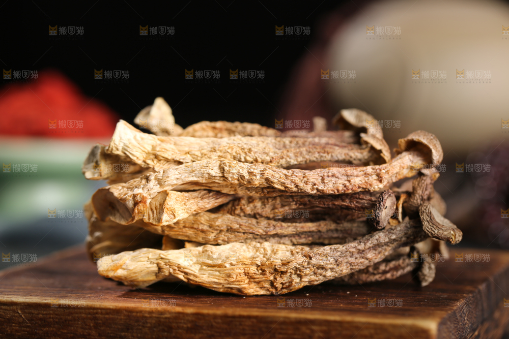 深底上的鹿茸菇