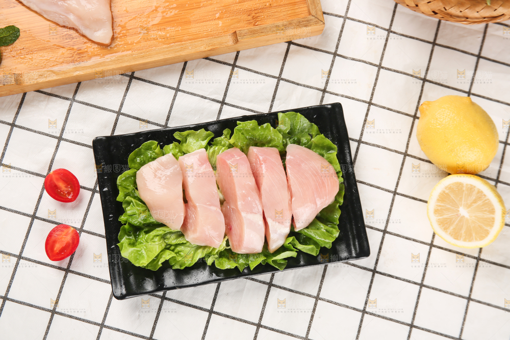 浅底上的新鲜鸡胸肉