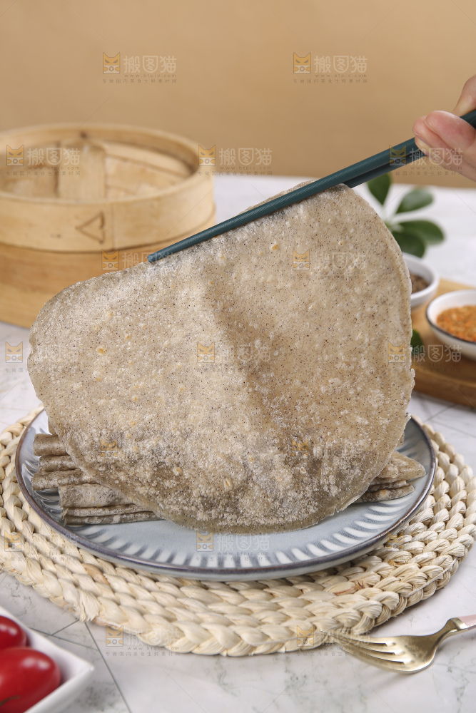 浅底上的全麦卷饼
