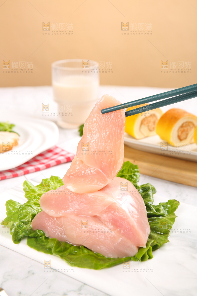 浅底上的新鲜鸡胸肉