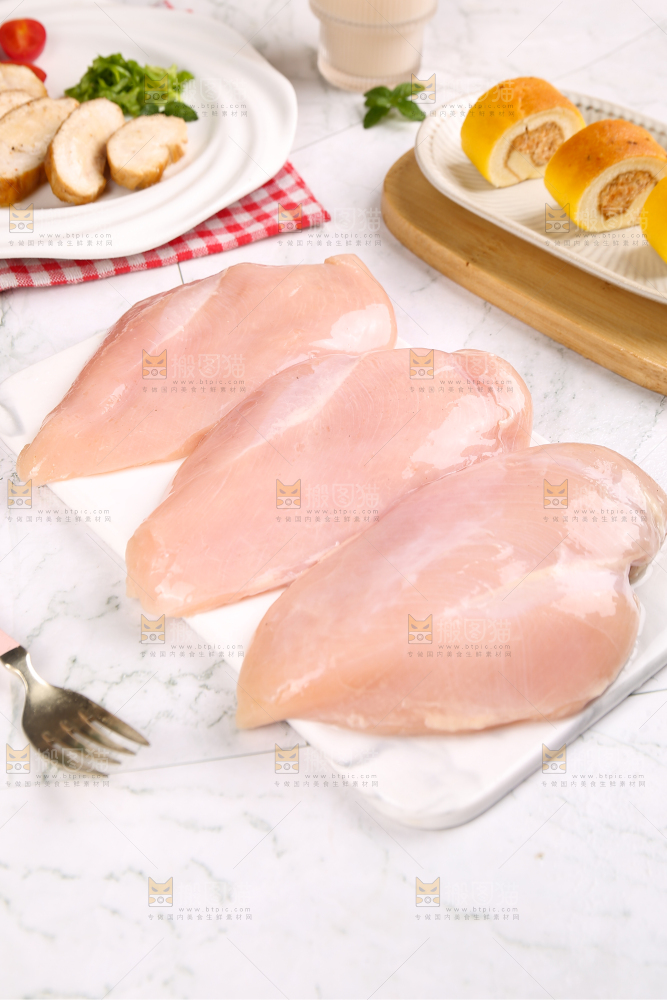 浅底上的新鲜鸡胸肉