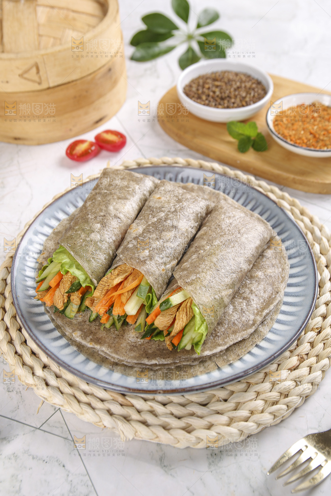 浅底上的全麦卷饼