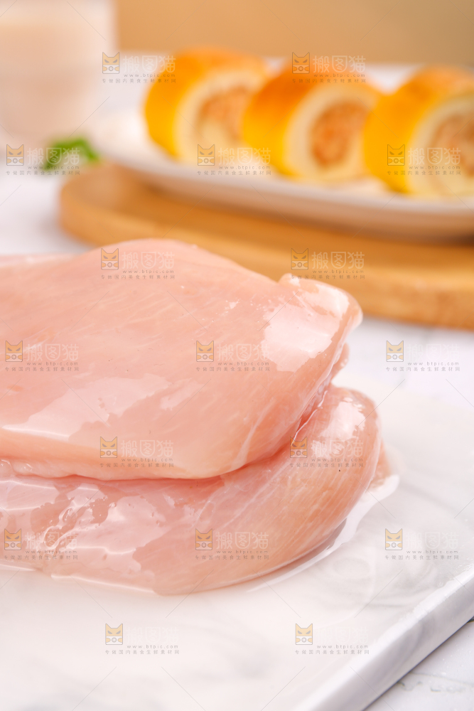 浅底上的新鲜鸡胸肉