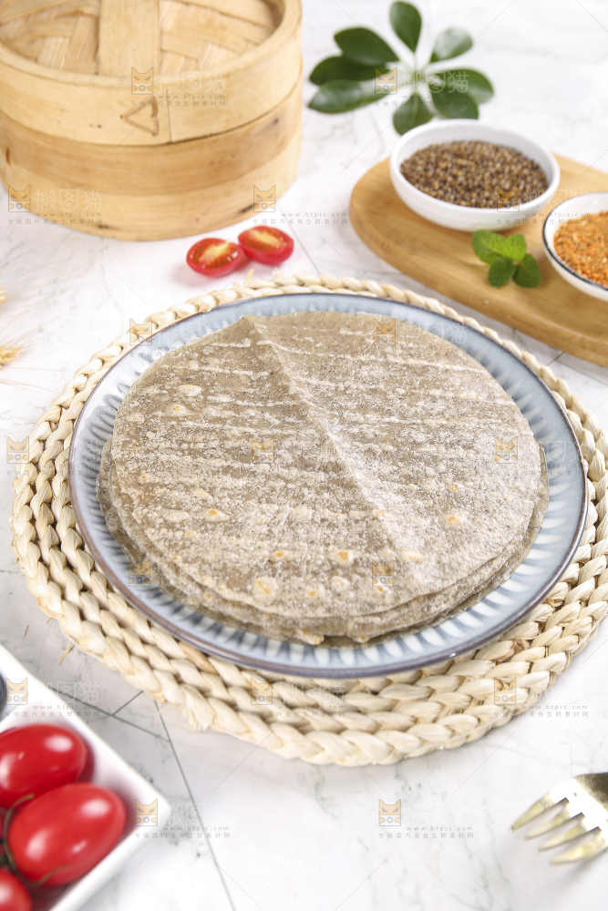 浅底上的全麦卷饼