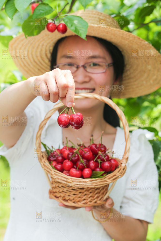 手里拿着新鲜大樱桃