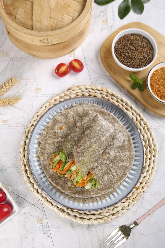 浅底上的全麦卷饼