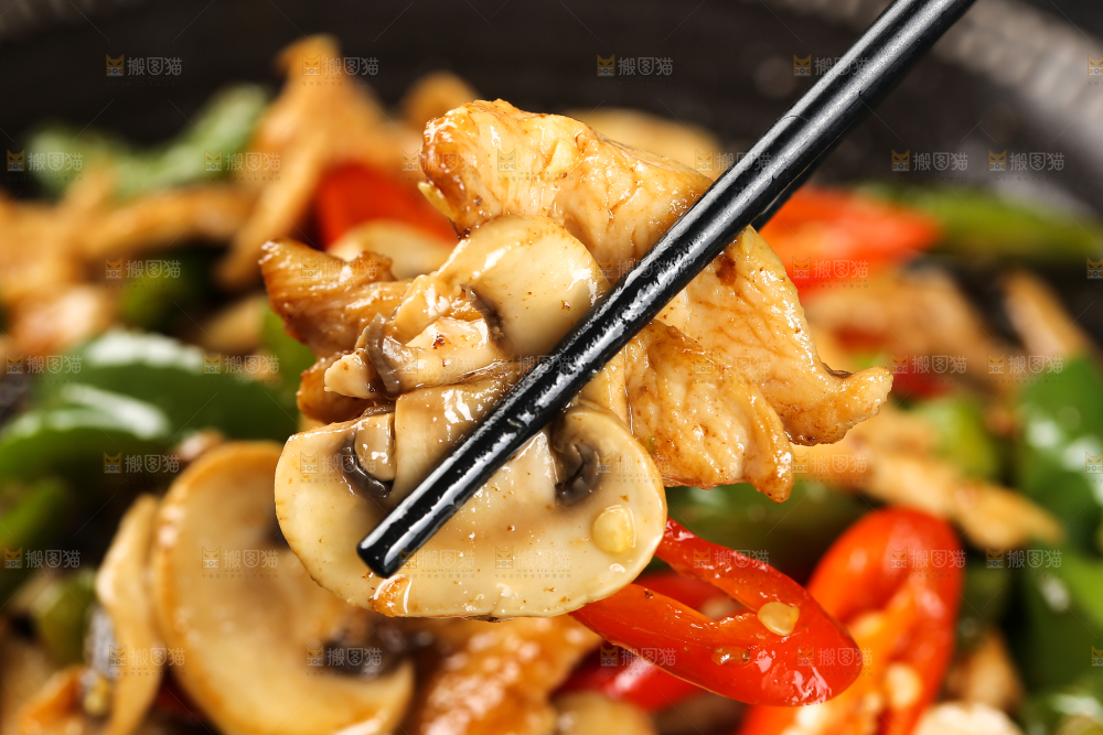 深底上的口蘑炒肉片