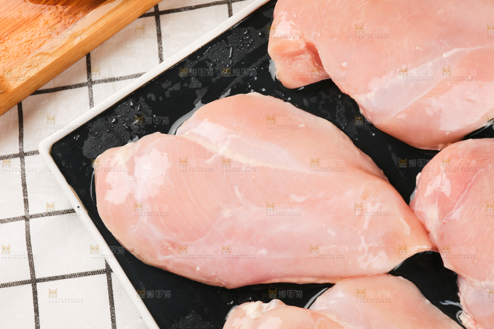 浅底上的新鲜鸡胸肉