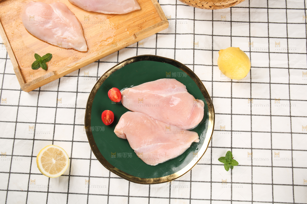 浅底上的新鲜鸡胸肉