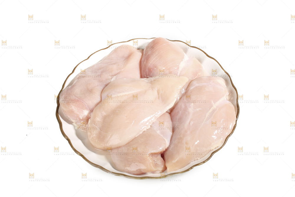 白底上的鸡胸肉