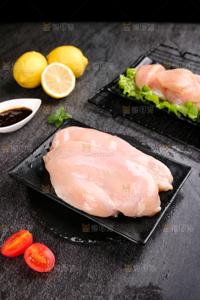 深底上的鸡胸肉