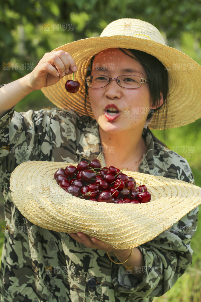手里拿着新鲜车厘子