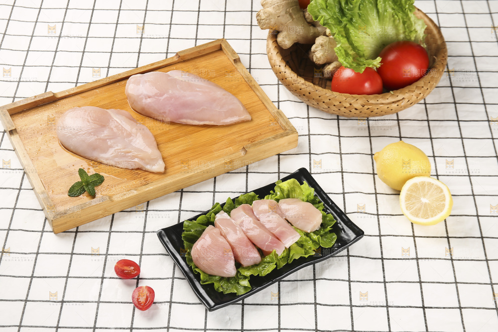 浅底上的新鲜鸡胸肉