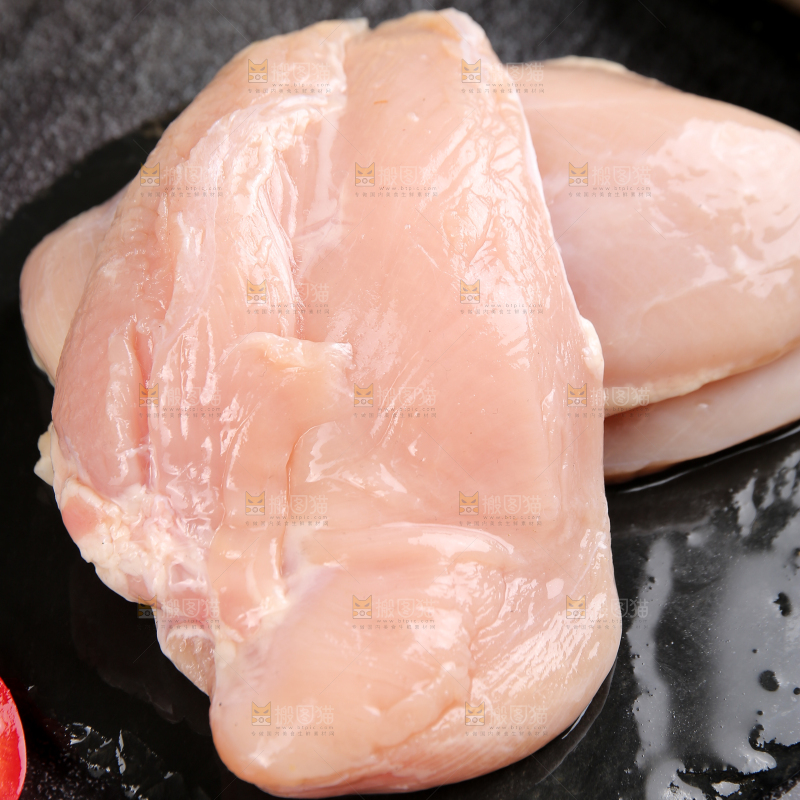 深底上的鸡胸肉