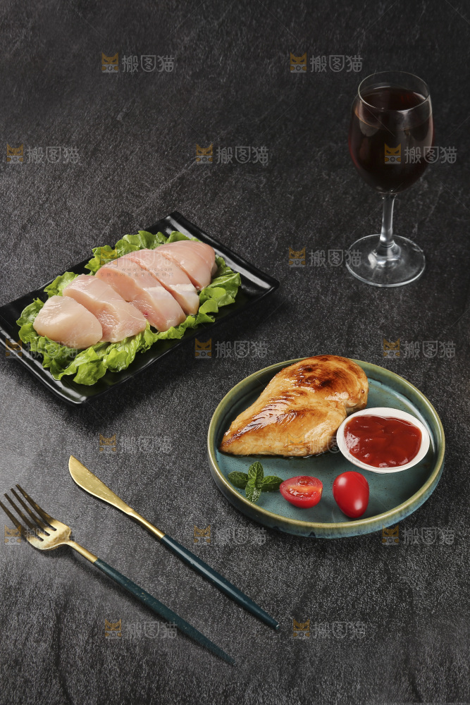 黑底上的鸡胸肉