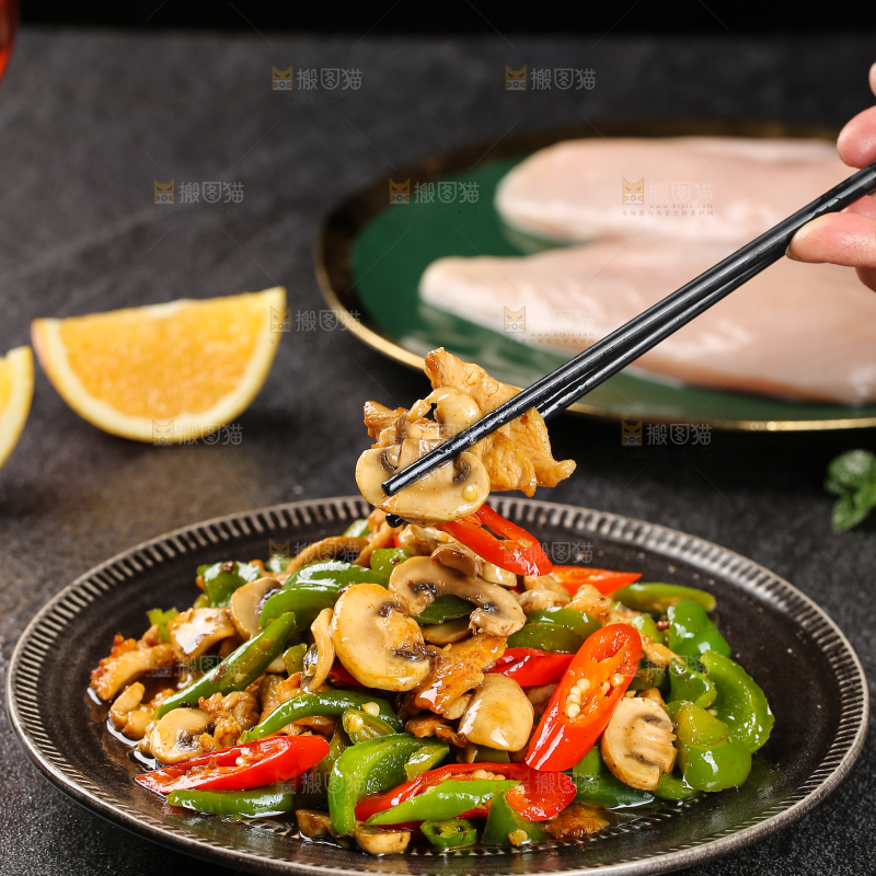深底上的口蘑炒肉片