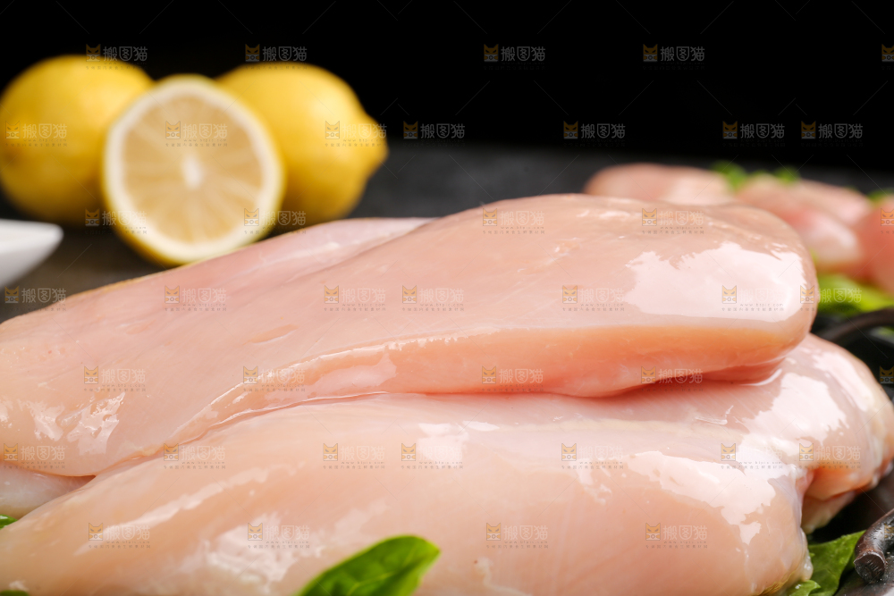 深底上的鸡胸肉