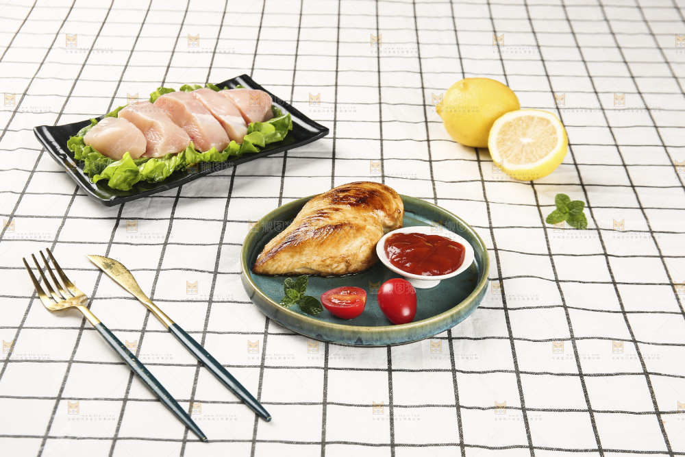 浅底上的新鲜鸡胸肉