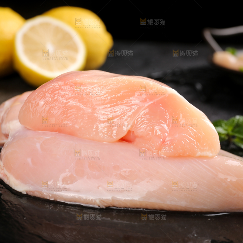 深底上的鸡胸肉